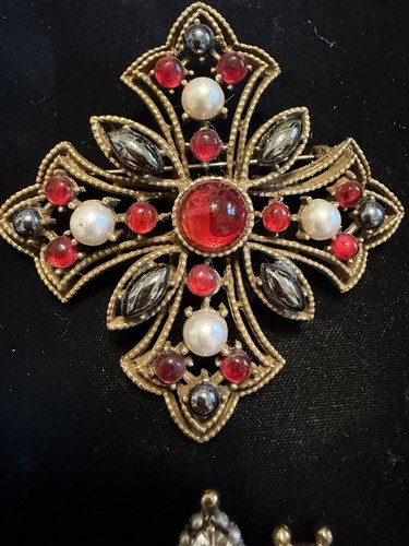 Vintage ciner crown brooch - vintage,