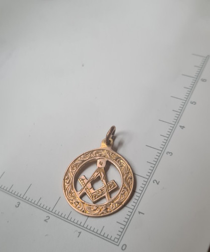 9ct gold masonic pendant - gold,