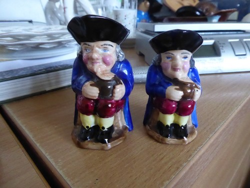 Pair collectors character - of,