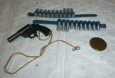 Dragon German Luftwaffe flare pistol with bandoliers 1/6th scale toy accessory