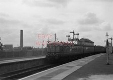 PHOTO  DMU 2 X 3 CAR SUBURBAN