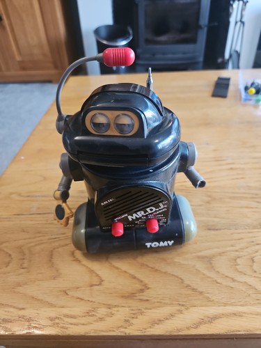 Tomy dancing robot radio - dj,