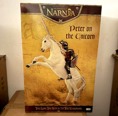 Weta peter unicorn - peter, on