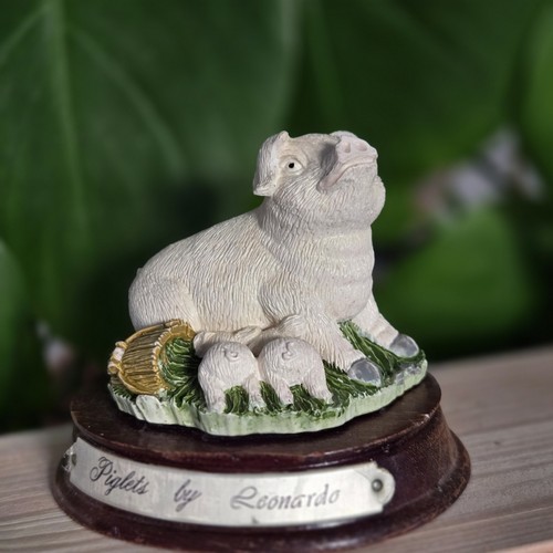 Leonardo piglets figurine - piglets, on