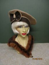 1940S VINTAGE  NEUTRAL & BROWN FELT HAT WITH BOW DECORATION 
