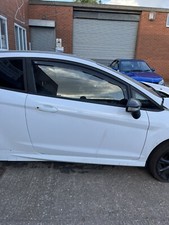 White Ford fiesta 7.5 Zetec S