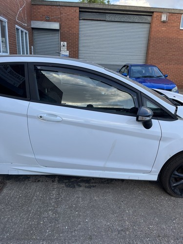 White ford fiesta zetec - 7.5, s
