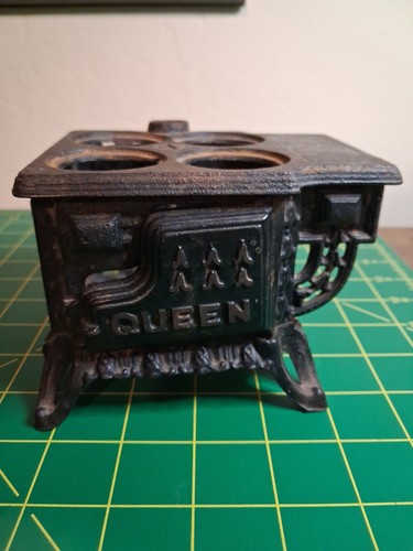 Cast iron miniature queen - iron,