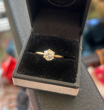 Stunning sparkly 1.25 carat, 18ct yellow gold diamond engagement ring- Size T