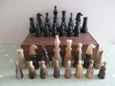 VINTAGE / ANTIQUE TURNED HORN CHESS SET IN A WOODEN BOX KING 95mm -  INCOMPLETE