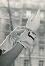 blonde tobacco sports gloves