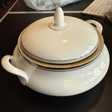 Royal Doulton - Fine English Bone China - Soup Tureen 