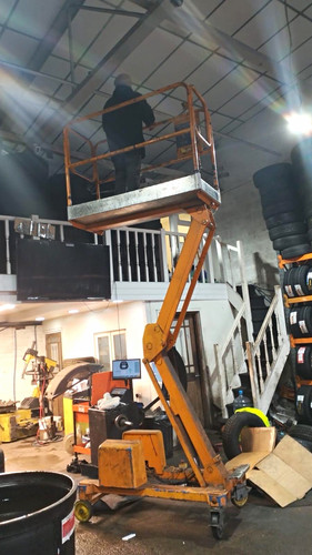 Scissor lift mobile personnel - lift,