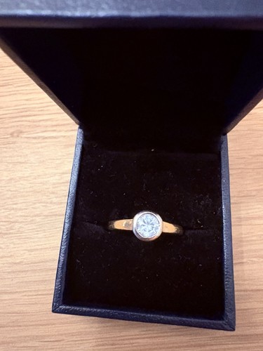 Solitaire 18ct gold - solitaire,