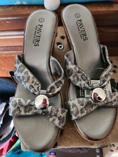 pavers shoes size 7