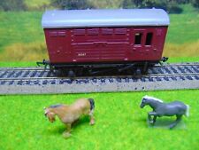 Tri-ang ~ R.123 Horse Box with 2 horses ~ OO Gauge REF5622