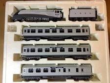Hornby Limited Edition R2445 LNER Silver Jubilee Train Pack