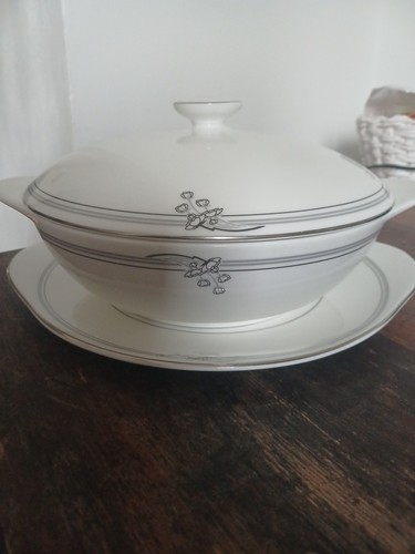 Vegetable tureen with - vegetable, lid