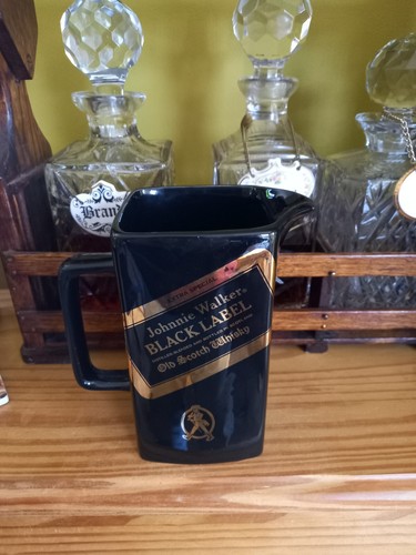 Johnnie walker black - johnnie, label