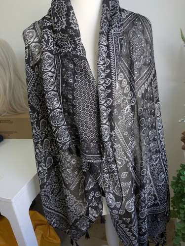 Black and white paisley - white,
