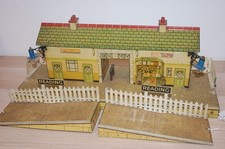 HORNBY O GAUGE 4E ELECTRIC READING STATION IN GOOD CONDITION WITH TWO RAMPS