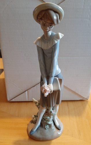 Lladro between classes - lladro,