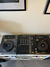 Pioneer CDJ-850 + CDJ 850k + DJM 700 Mixer + Flight Case + 2x Decksavers