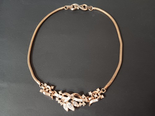 Vintage trifari signed - signed, gold