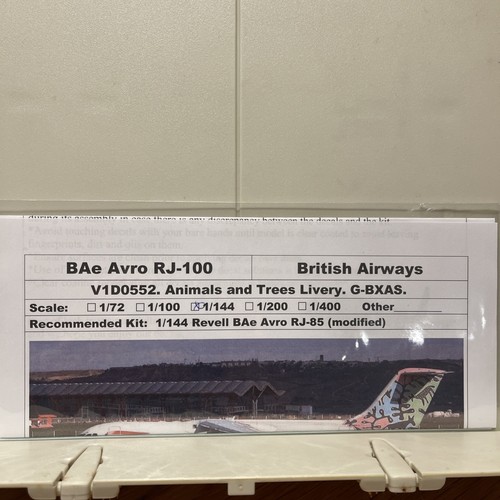 144 scale model airliner - 1/144,
