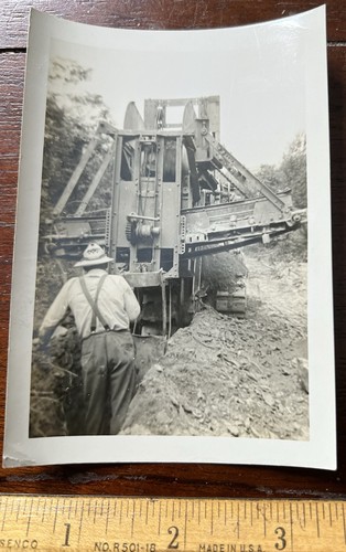 Photo trenching machine man - photo,