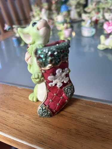 Pocket dragons hanging - dragons,