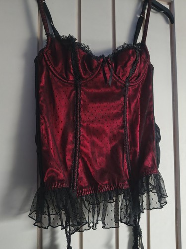 Red and black basque - and, 34a