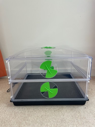 Heated plant propagator