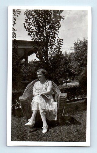 Old vintage photo solo woman - solo,