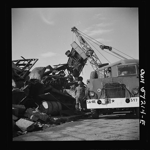 Photo wrecked crane wreckage - photo:wrecked,