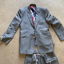 HAND-FINISHED MENS SUIT