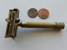 A VINTAGE 'CLEMAK' SE OPEN COMB SAFETY RAZOR, BRITISH MADE.