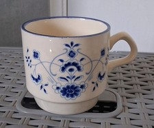 VINTAGE 1960s CARRIGALINE POTTERY IRELAND CREAM & BLUE CUP, FLORAL PATTERN