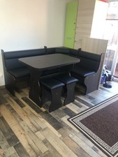 CORNER BENCH TABLE 2 STOOLS