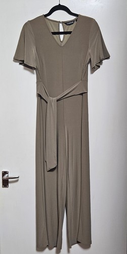Neck flutter sleeve keyhole - v,