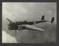 S24) RARE ARCHIVE PRESS PHOTO 1940s RAF HAMPDEN BOMBER I WORLD WAR 2 AIRFORCE