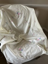 Beautiful Vintage Embroidered Rectangle Linen Tablecloth Floral Design 48 x 62 “