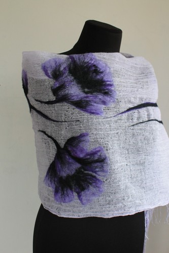 Shawl with felted - , flowers