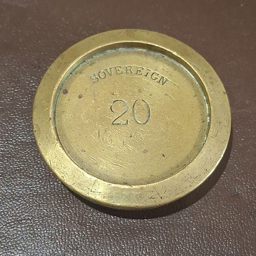 Antique brass sovereign weight - brass,