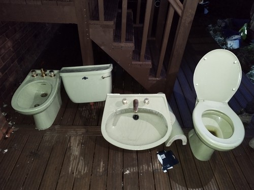 Vintage retro battroom suite