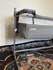 Puggle Sleepy Rocking Bedside Crib With Toy Bar & Fitted Sheet - Graphite Grey