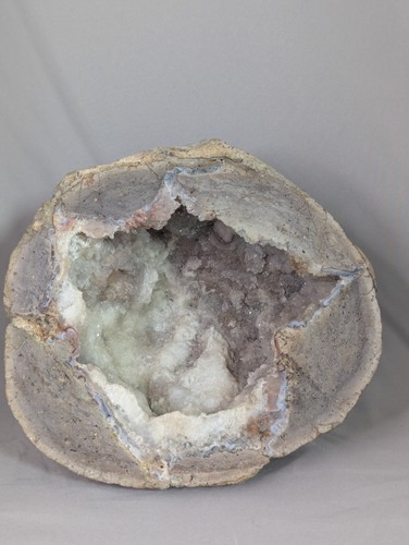 Large quartz geode cut - large,