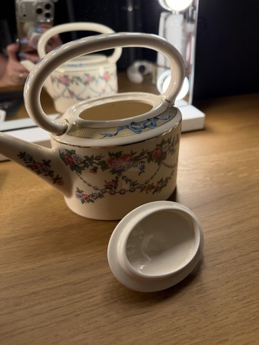 Wedgwood queen ware floral - queen’s,
