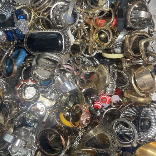 Lot costume jewelry - (25),