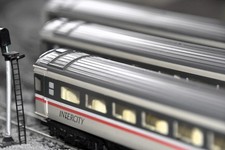 Hornby R439 Mk3 Coaches x3 Three InterCity 125 HST Executive Swallow Livery OO